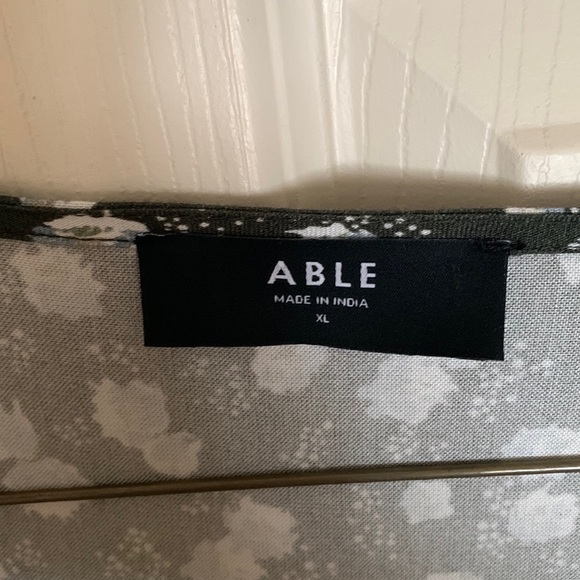 Able Amelia button front dress in green abstract rose. Size XL. - Picture 4 of 7